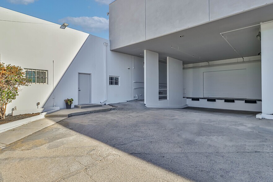 More Photos Of 7414 Bellaire Ave, North Hollywood Warehouse For Lease