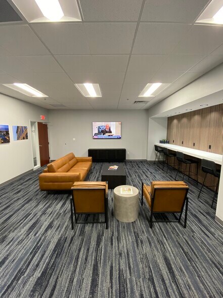 More Photos Of 808-812 Lyndon Ln, Louisville Unknown For Lease