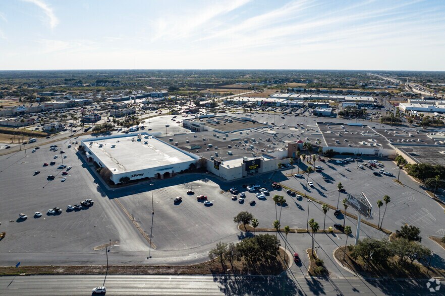 More Photos Of 2000 S Expressway 83, Harlingen Department Store For Lease