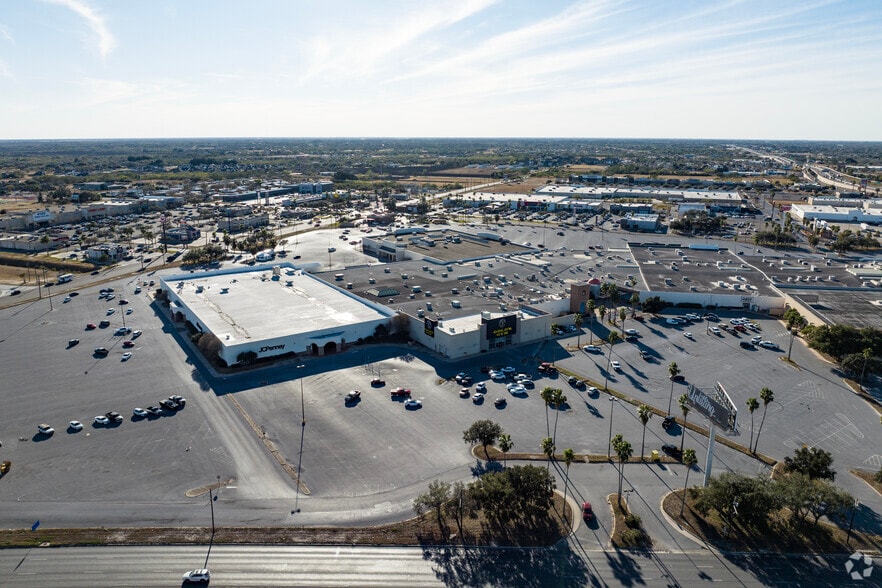 More Photos Of 2000 S Expressway 83, Harlingen Department Store For Lease