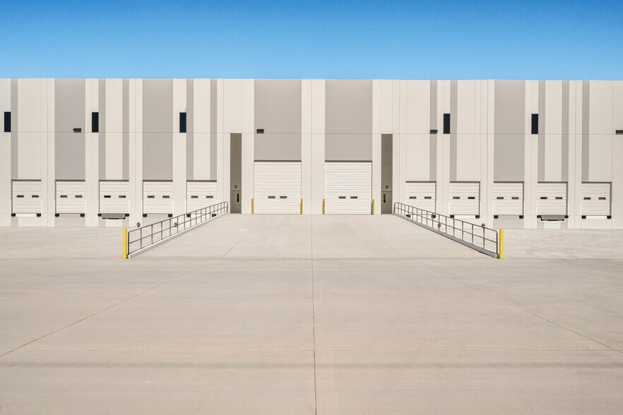 More Photos Of 811 W Warner Rd, Tempe Distribution For Sale