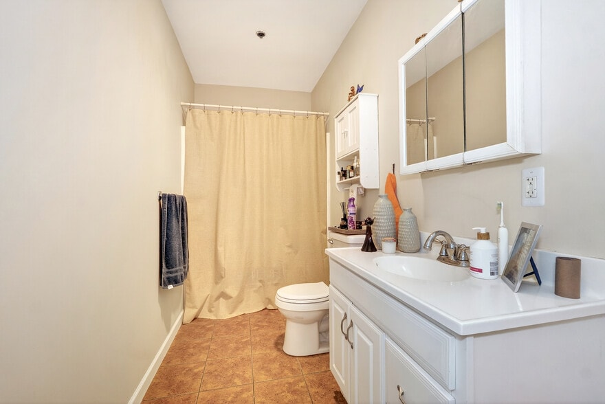 More Photos Of 140 Summer St, Holliston Veterinarian Kennel For Sale
