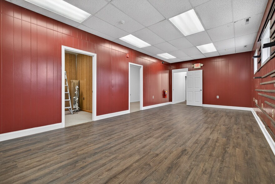 More Photos Of 300 Taugwonk Rd, Stonington Warehouse For Lease