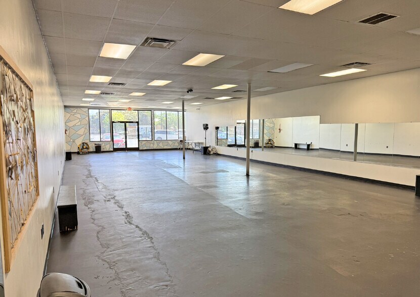 More Photos Of 1601 Isleta Blvd SW, Albuquerque General Retail For Lease