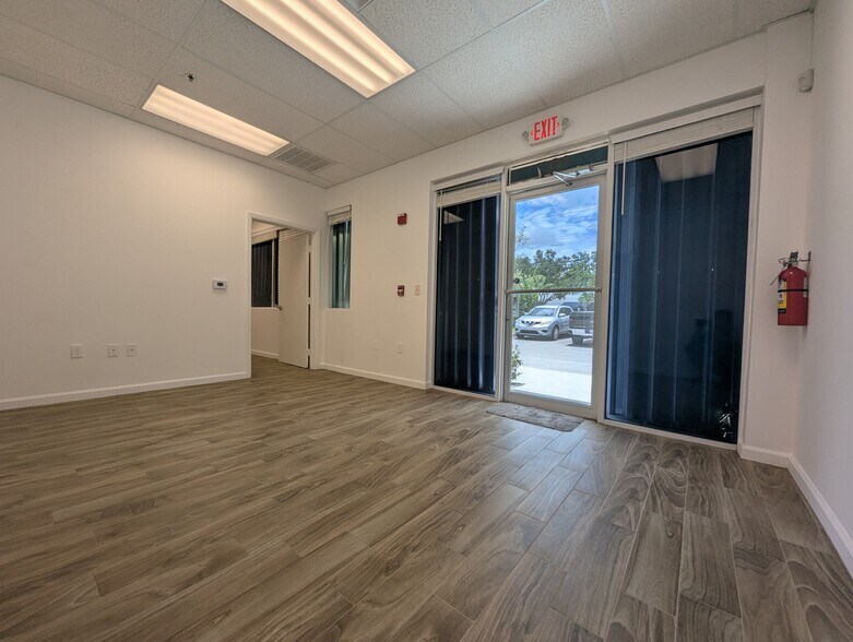More Photos Of 585 NW Mercantile Pl, Port Saint Lucie Light Manufacturing For Sale