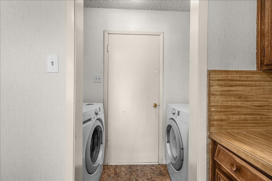 More Photos Of 6817-6819 W Cleburne Rd, Fort Worth Specialty For Sale