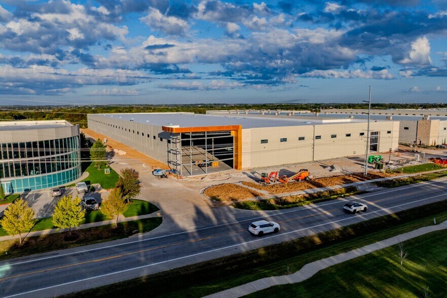 More Photos Of 5100 SW Regional Airport Blvd, Bentonville Warehouse For Lease