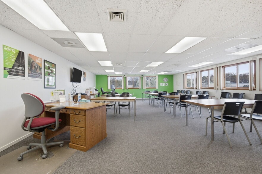 More Photos Of 160 Oak St, Glastonbury Office For Sale