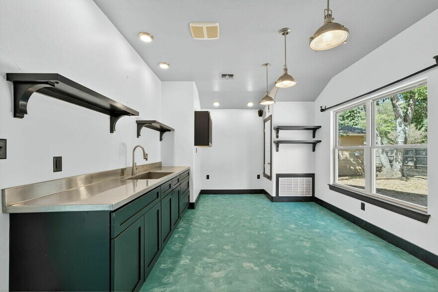 More Photos Of 926 E Blanco Rd, Boerne Office For Lease