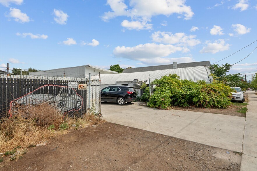 More Photos Of 8705 SE Foster Rd, Portland Service For Lease