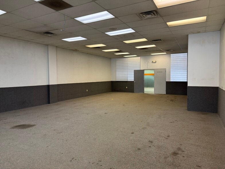 More Photos Of 327 Ashland Rd, Mansfield Showroom For Lease