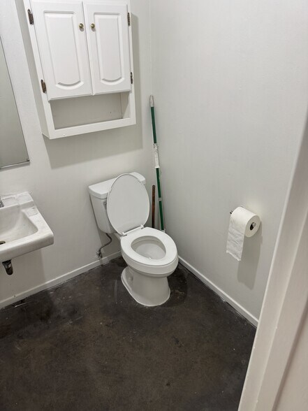 More Photos Of 5979 Reseda Blvd, Tarzana Warehouse For Lease