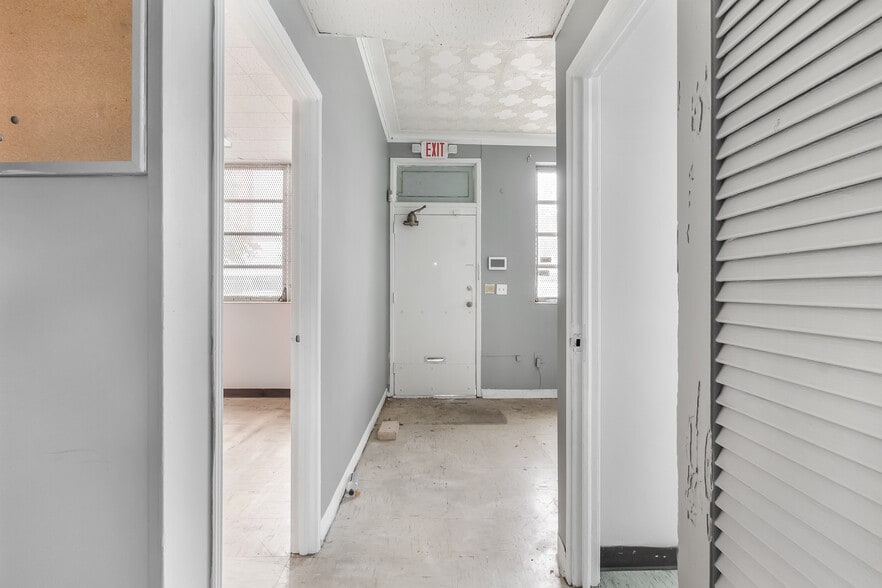 More Photos Of 775 NW 21st St, Miami Service For Sale