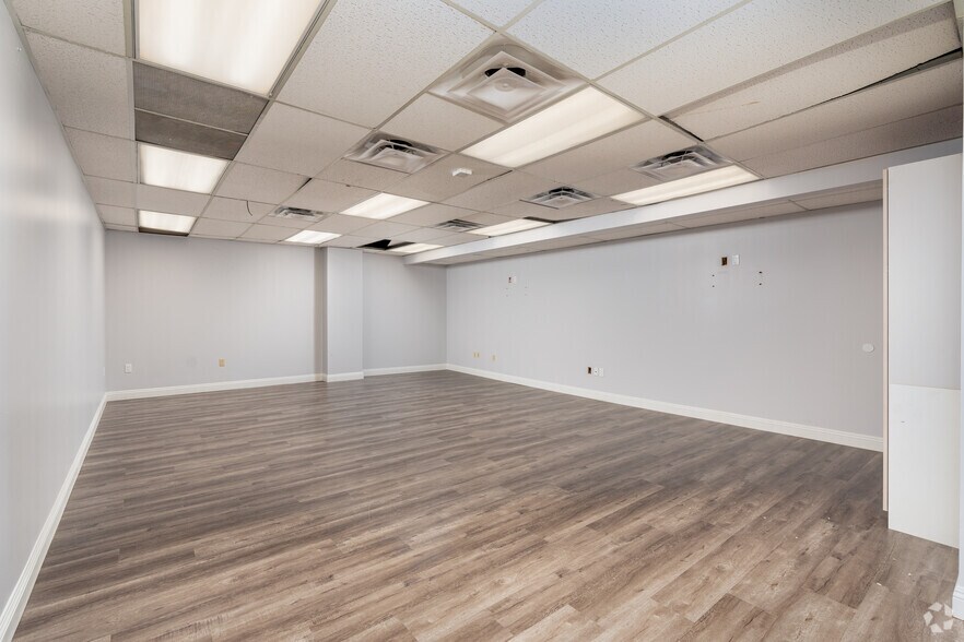 More Photos Of 18425 Burbank Blvd, Tarzana Office For Lease