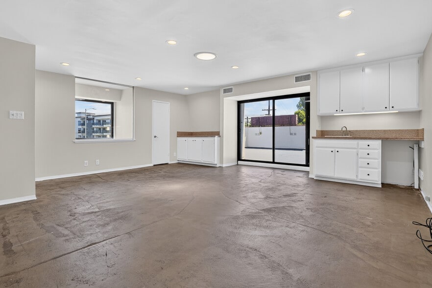 More Photos Of 4925 Sepulveda Blvd, Sherman Oaks Office For Sale