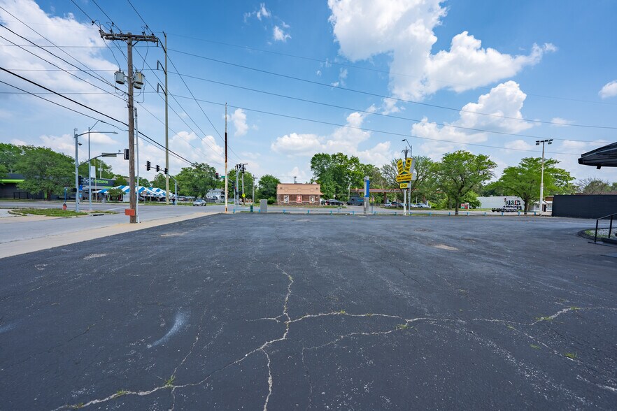 More Photos Of 5900 Troost Ave, Kansas City Showroom For Lease