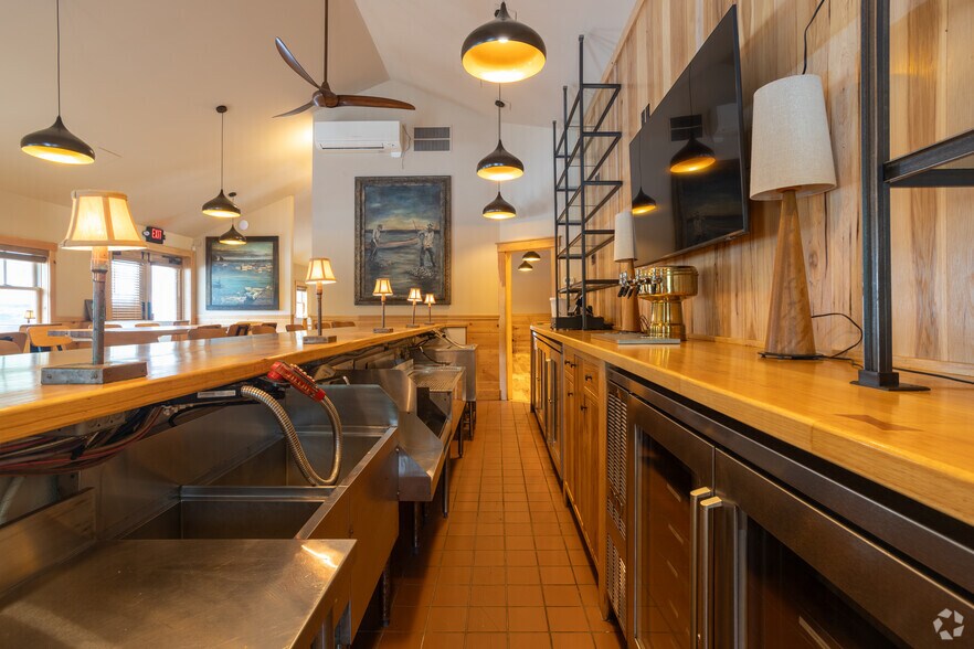 More Photos Of 2477 Bristol Rd, New Harbor Restaurant For Sale