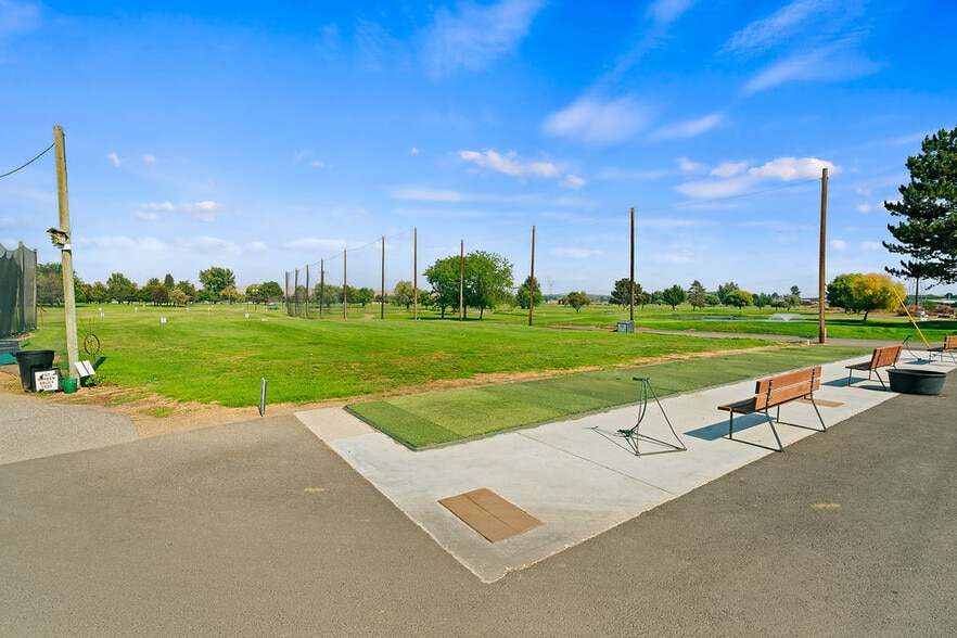 More Photos Of 31 Ray Rd, Sunnyside Sports And Entertainment For Sale