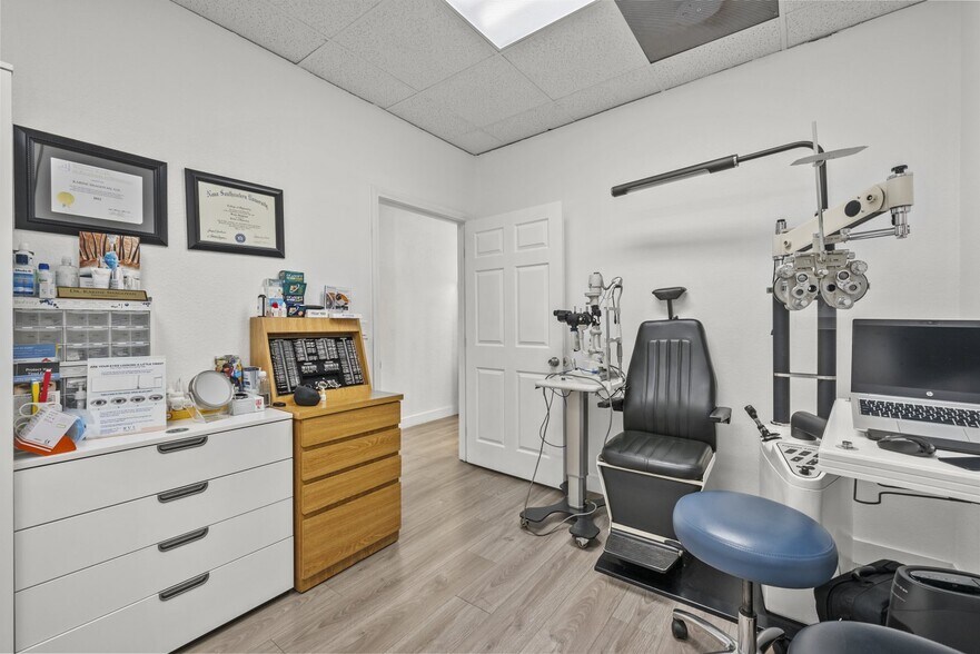 More Photos Of 516 W Lancaster Blvd, Lancaster Freestanding For Lease