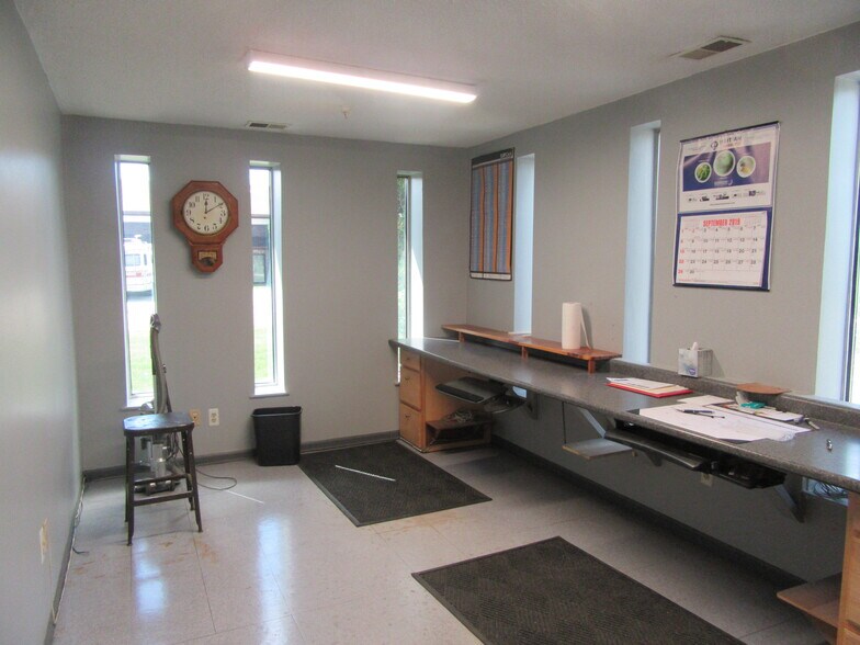 More Photos Of 3211 Atlantic Dr, Port Huron Distribution For Lease
