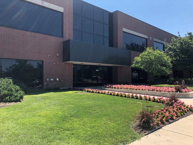 More Photos Of 4200 Cantera Dr, Warrenville Business Park For Sale