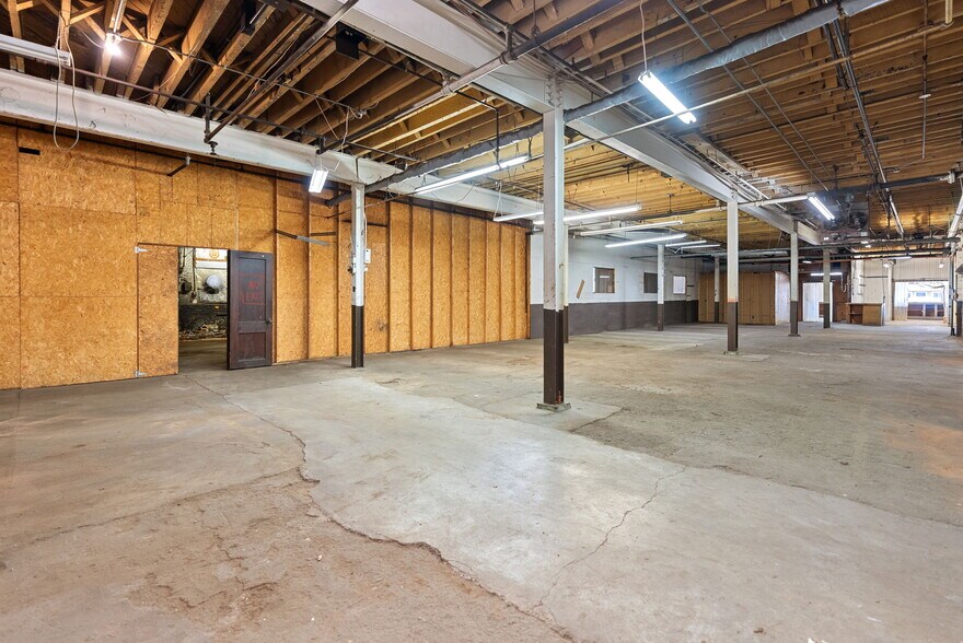 More Photos Of 314 E Market St, Warsaw Showroom For Sale