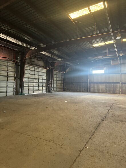 More Photos Of 521 N Bryan St, Houston Manufacturing For Lease