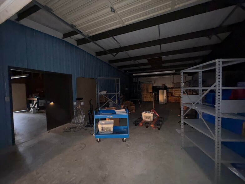More Photos Of 306 N Wells St, Edna Office For Sale