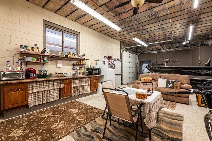 More Photos Of 1613 Chase St, La Crosse Showroom For Sale