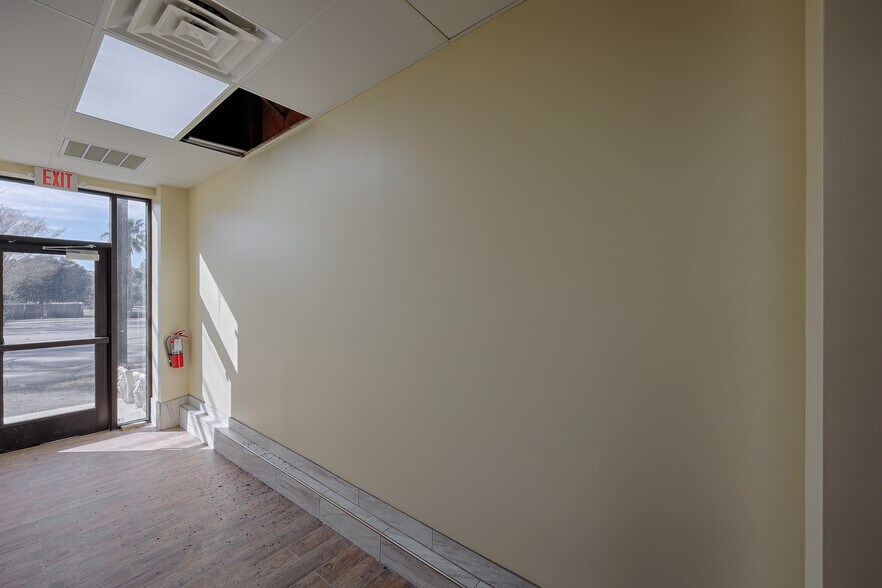 More Photos Of 1112 N Frazier St, Conroe Freestanding For Sale