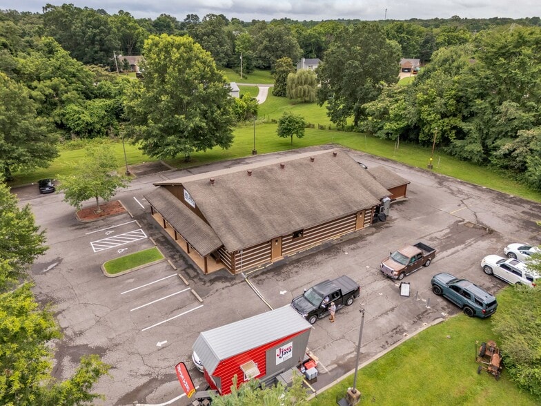 More Photos Of 207 Highway 96 N, Fairview Showroom For Sale