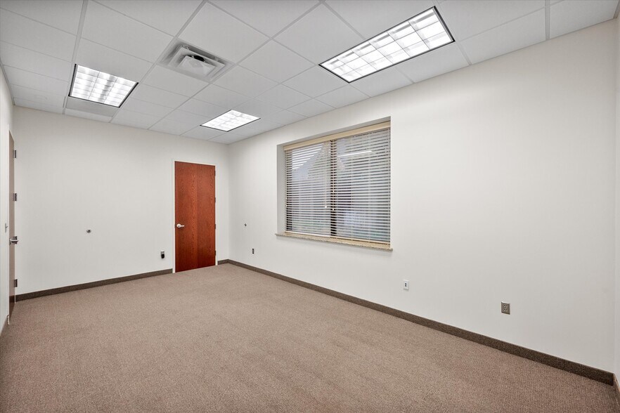 More Photos Of 820 Central Dr, Colleyville Office For Sale