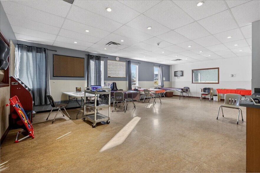 More Photos Of 11831 123 St NW, Edmonton Office For Sale