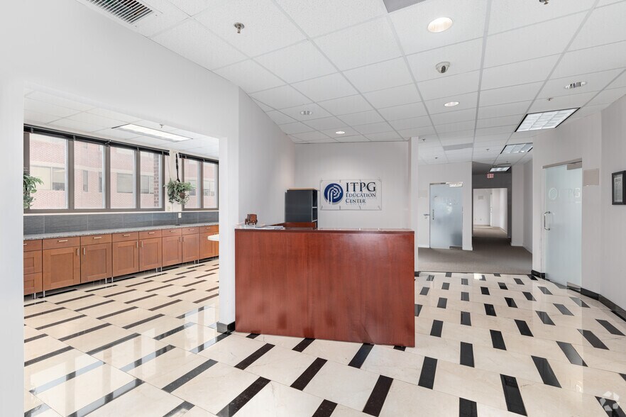 More Photos Of 1964 Gallows Rd, Vienna Office For Sale