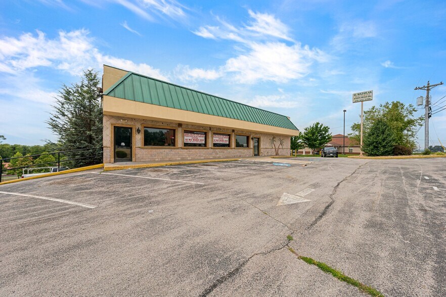 More Photos Of 754 W Cherry St, Glasgow Restaurant For Sale