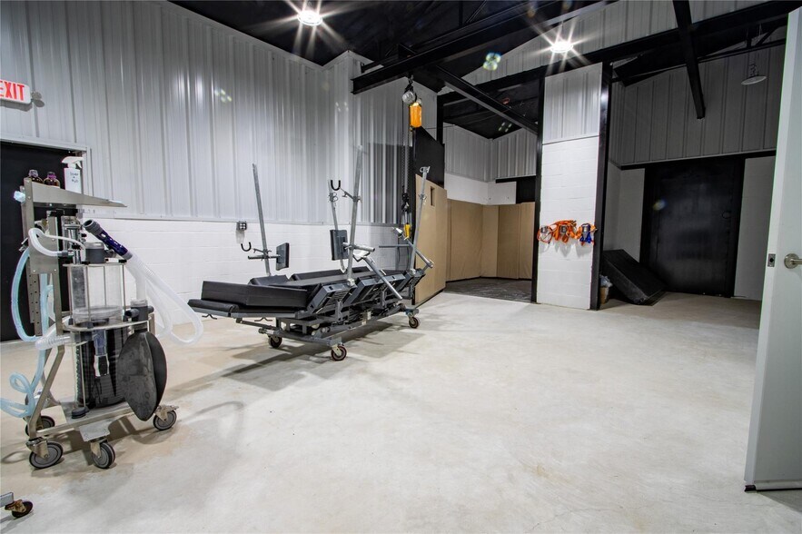 More Photos Of 7206 S FM 51, Boyd Veterinarian Kennel For Sale