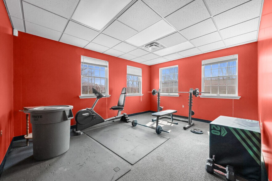 More Photos Of 16172 Imperial Pky, Strongsville Service For Sale