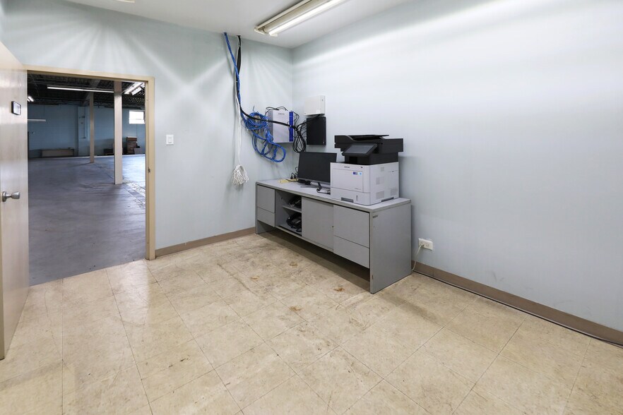 More Photos Of 820 Nicholas Blvd, Elk Grove Village Manufacturing For Lease