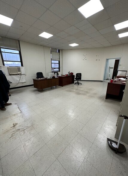 More Photos Of 47-28 37th St, Long Island City Manufacturing For Lease