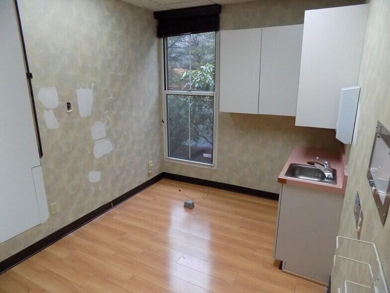 More Photos Of 111 Simsbury Rd, Avon Medical For Lease