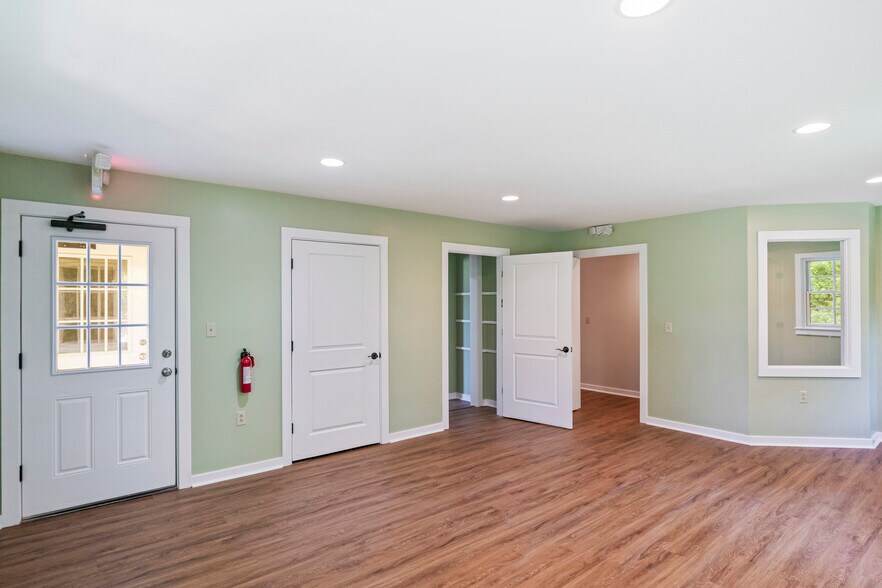 More Photos Of 601 Catoctin Cir NE, Leesburg Specialty For Lease