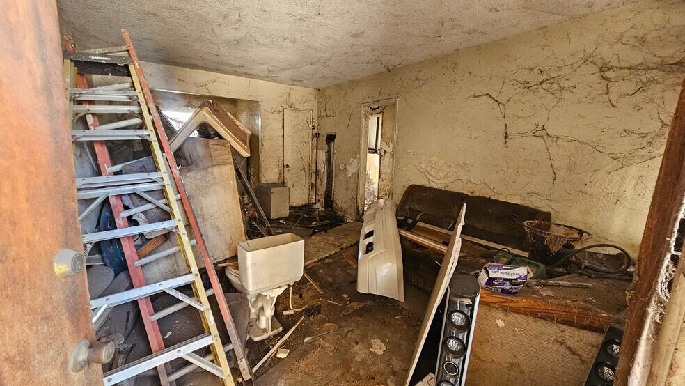 More Photos Of 1004 N Poinsettia Ave, Compton Apartments For Sale