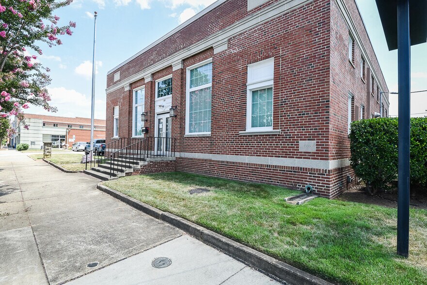 More Photos Of 128 W Harden St, Graham Freestanding For Sale
