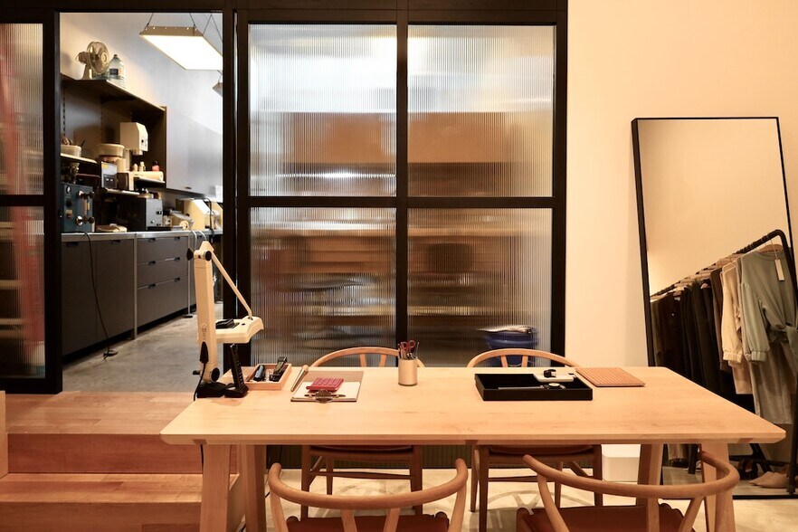 More Photos Of 332-342 8th Av W, Vancouver Office For Sale