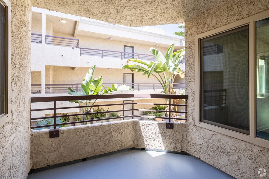 More Photos Of 7230 Franklin Ave, Los Angeles Apartments For Sale