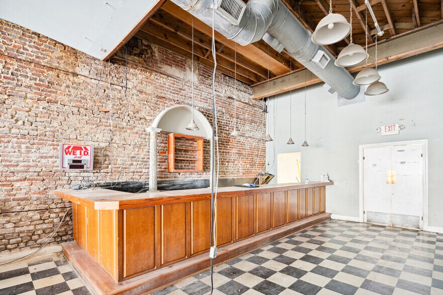 More Photos Of 364 King St, Charleston Storefront Retail Residential For Lease