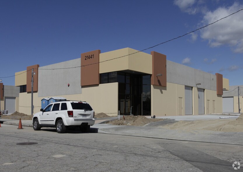 More Photos Of 21441 Osborne St, Canoga Park Manufacturing For Lease