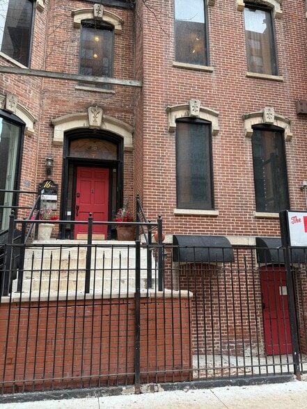 More Photos Of 16 W Ontario St, Chicago Storefront Retail Office For Lease