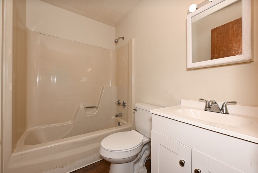 More Photos Of 5 E Wallace Ave, New Castle Apartments For Sale