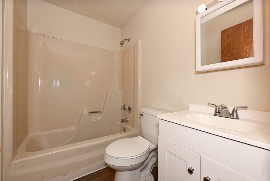 More Photos Of 5 E Wallace Ave, New Castle Apartments For Sale